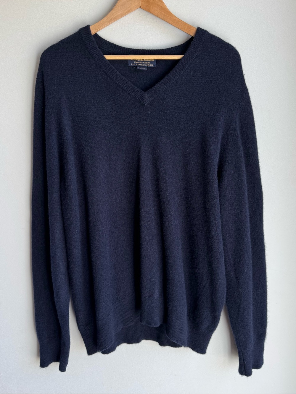Brooks Brothers 100% Scottish Cashmere Sweater Men’s Large Navy V Neck Scotland